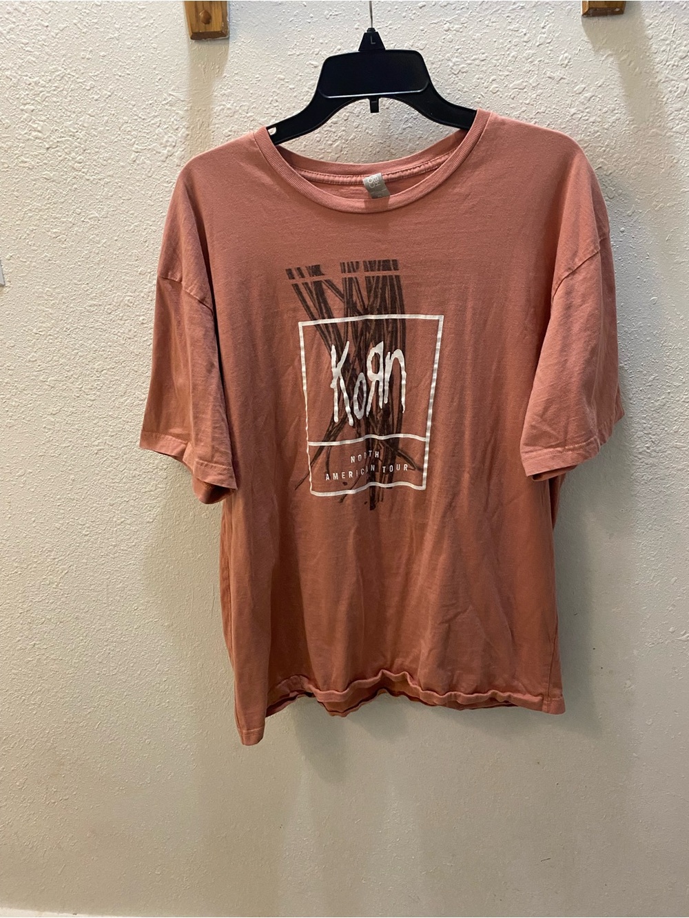 Korn Graphic Short-Sleeve Tee in Dusty Rose